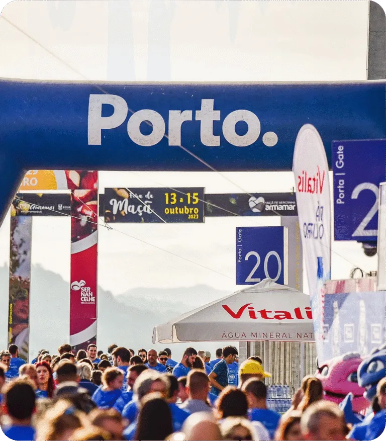 Visão ampla de pessoas correndo, com a palavra "Porto" ao fundo.