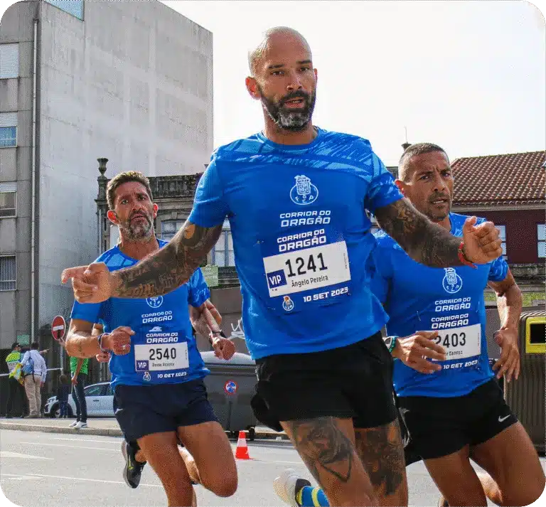 Homem careca e com barba corre com os braços abertos.