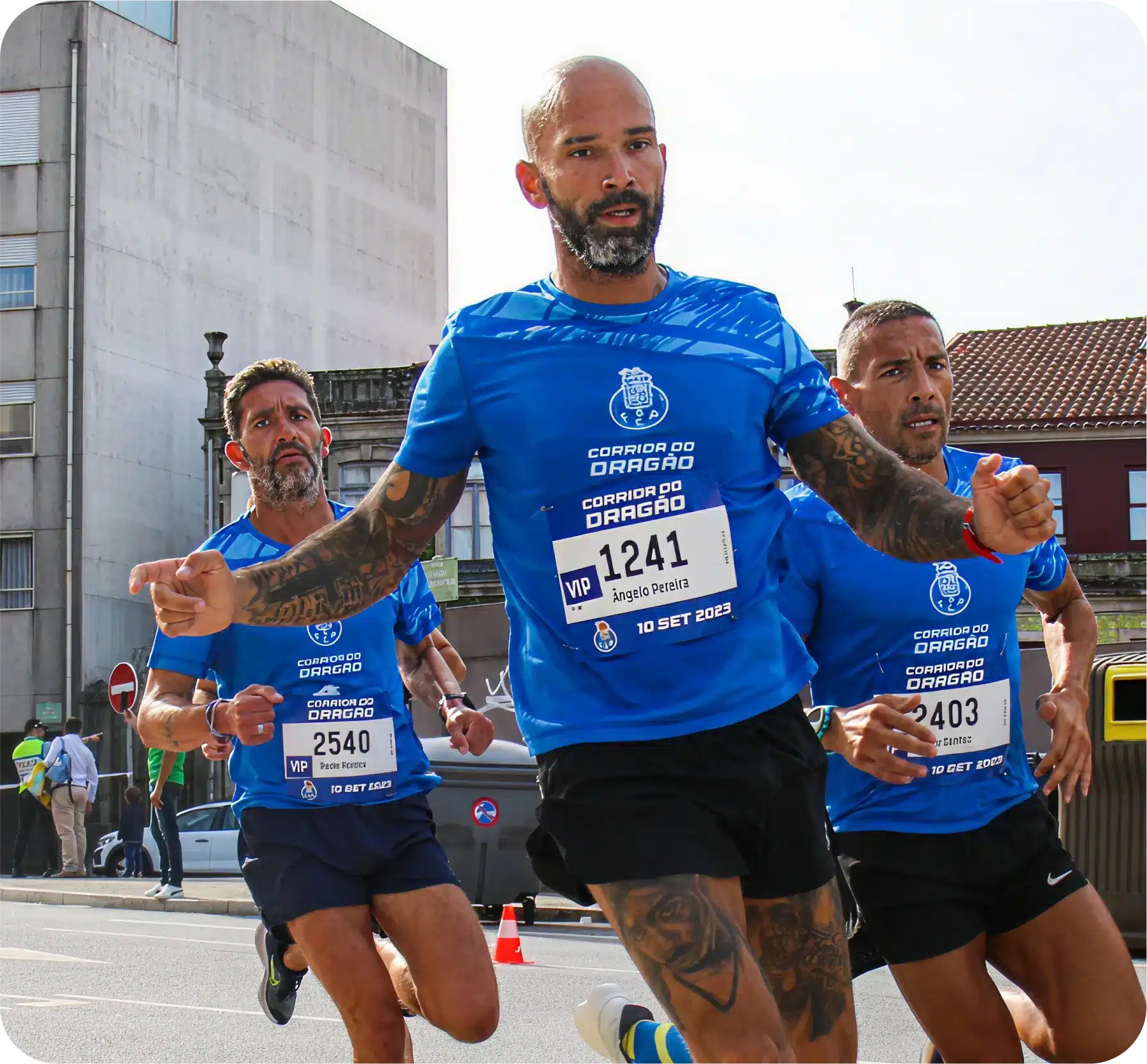 Homem careca e com barba corre com os braços abertos.